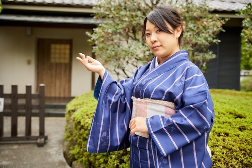 A,Kimono-clad,Landlady,Greeting,At,The,Entrance,Of,The,Inn